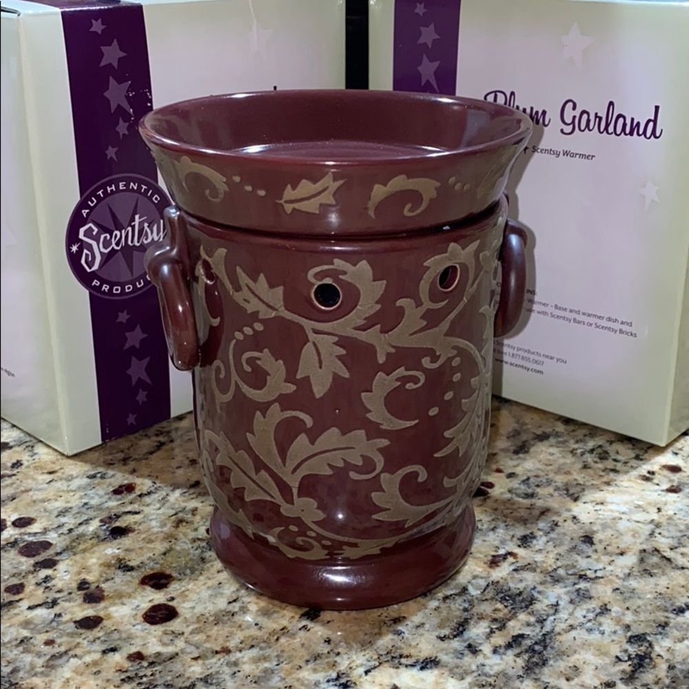 🆕Authentic Scentsy Warmer - Plum Garland